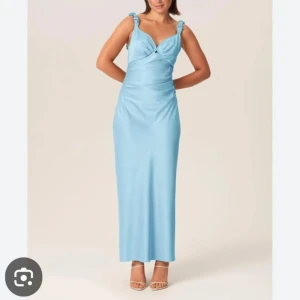 Oanvänd Adoore Nimes slip dress, blue, storlek 38 - En vacker blå slipklänning från Adoore. Rynkade axelband. Rynka i ena sidan av midjan för en smickrande siluett. Möjlighet att ha öppnare urringning eller aningen mer stängd via en hyska. Oanvänd, tags kvar! Mått: byst 86 cm, midja 72 cm, höft 102 cm