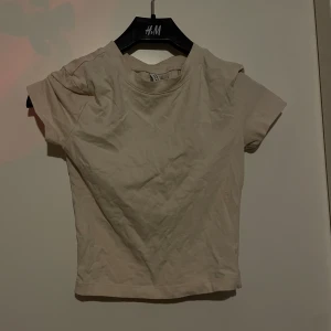 Crémefärgad Crop Top - sparsamt använd 