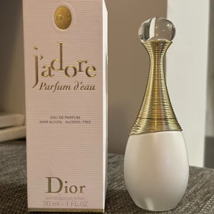 Dior j’adore eau de parfum alcohol-free - Dior j’adore parfym, 30 ml, oanvänd. Har endast öppnats för att lukta på den. Nypris: 950kr, säjer den för 800kr