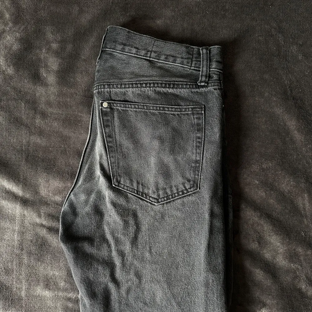 Sköna relaxed jeans i storlek 32/32. Snygg mörk färg och nice passform om man gillar lite mer regular/loose. Kom privat vid funderingar. . Jeans & Byxor.