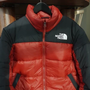 The north face jacka - Röd The north face jacka Inköpt 2021 Använd max 5 ggr  Storlek XL  Inga skavanker, som nyskick 🌟   Skicka meddelande för mer bilder 🤍  Köparen står för frakt 📦 