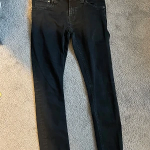 Nudie Jeans - Tja, säljer nu dessa feta Nudie jeans i storlek 27w och 32L för att dem är för små för mig! Riktigt snygga och inga defekte😭