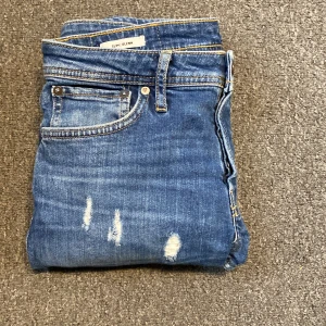 Jack & Jones slim Glenn  - Säljer nu mina snygga Jack & Jones slim Glenn me riktigt snygga slitningar och en fin färg, jeansen är i nyskick. Jag på bilden är 187