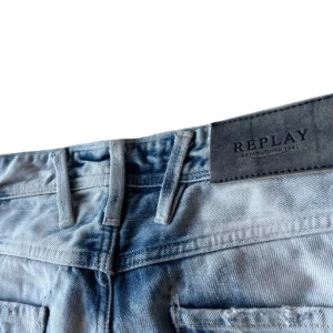 Ljusblåa Replay jeans med hål - Dom är inte så använda och är i väldigt bra skick. Dom är slitna och har hål men det är såklart modellen😁