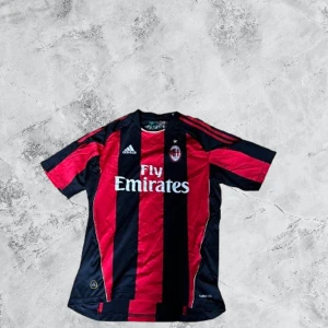 Ac milan 97/98 - Har haft min milan tröja ett tag fast säljer för den är för stor den är äkta och välidgt ovandlig!