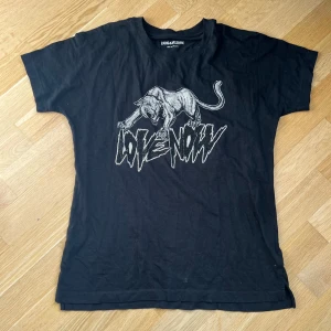 Zadig t shirt - Jättesnygg t shirt ifrån Zadig, aldrig använd då den är lite stor, vet inte vilken storlek det är men skulle säga 36
