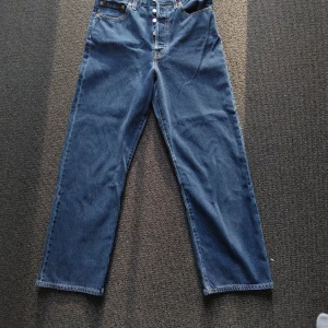 Levi's Ribcage Straight Ankle 30, OANVÄNDA! - Oanvända jeans från Levis. Köpte dem på Levis i Mallorca Fashion Outlet för 98 €. Tyvär så blev det fel modell men upptäckte tyvär när jag kom hem. Så säljer dem nu för snabbt pris då jag bara vill bli av med dem. 