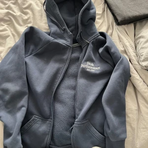 Peak zip up - Peak performance zip up, helt sjuk kvalite och passform! Varm perfekt till kallare vädret som är på väg! Står storlek M passar mer som Xs/S