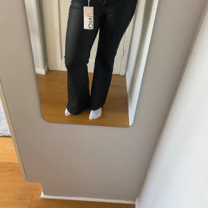Los waist skinnbyxor - Hej, jag säljer dessa populära skinnbyxor från Only. Aldrig använda med lappar kvar. Säljer då jag köpte fel storlek. Storlek L/32, passar större och mindre. Jättesvårt att få tag i denna modellen. Köpte dem för 500 kr i nypris😊