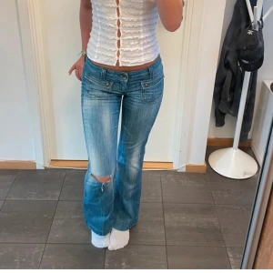 Lågmidjade bootcut jeans  - Så snygga lågmidjade bootcut jeans, midjemått rakt över: 37cm och innerbenslängden: 80cm, har små vita färgfläckar som hör till designen på jeansen (syns på bild)❤️