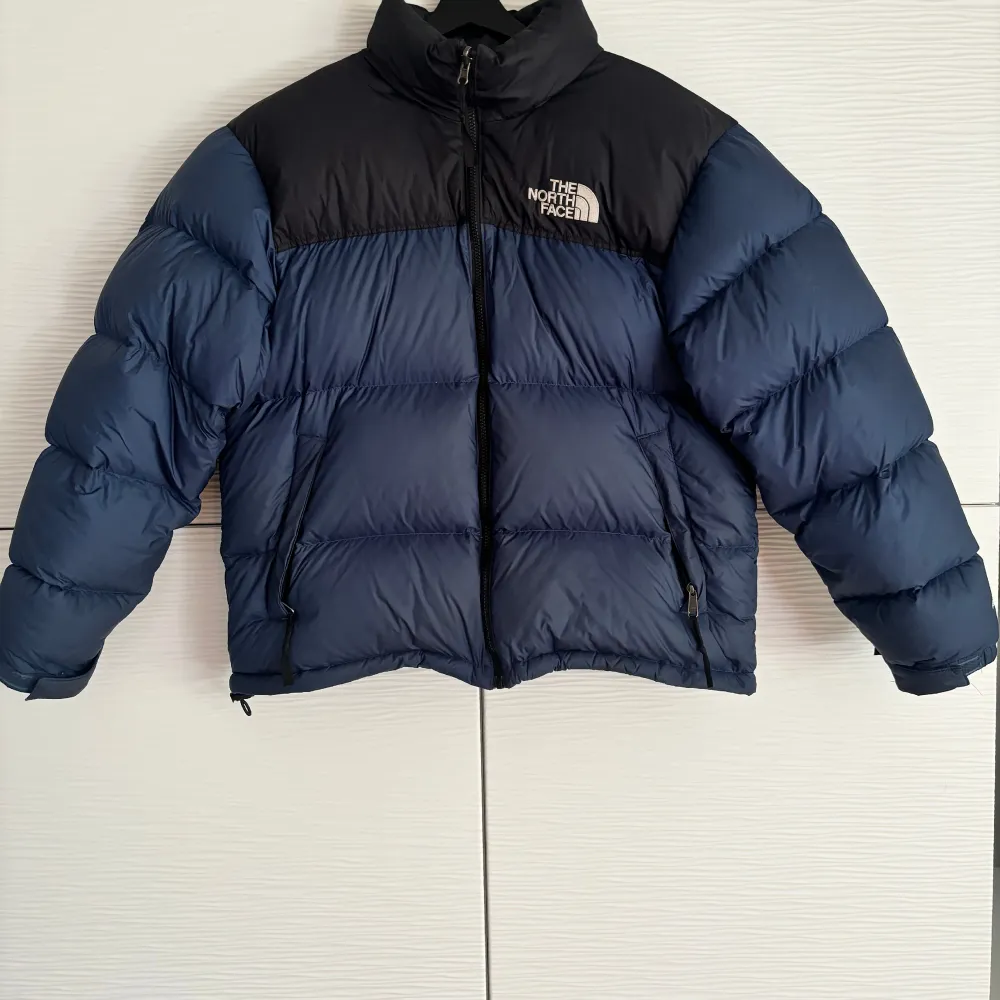 Säljer min snygga North Face jacka i storlek L passar M, den har inga defekter förutom ett hål som är täkt med lagnings tejp det är ett mindre hål som inte syns eller lägga märke till. Endast använd under 1 vinter.. Jackor.