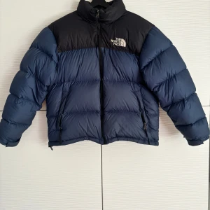 North Face Nuptse  - Säljer min snygga North Face jacka i storlek L passar M, den har inga defekter förutom ett hål som är täkt med lagnings tejp det är ett mindre hål som inte syns eller lägga märke till. Endast använd under 1 vinter.