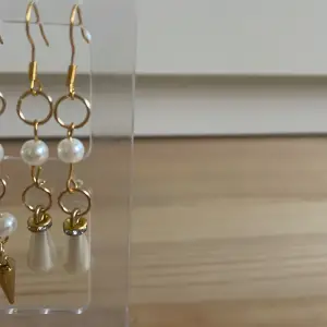 Långa guldiga pärl örhängen. Finns bara ett par i guld så var snabb! Följ TikTok för mer info:adelzjewlery 💋💘