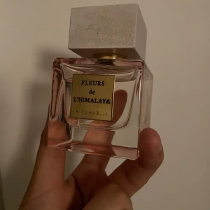 Rituals de l’Himalaya - Har använt den kanske 3 gånger bara för att testa. Den har en blommig och fruktig doft🌸