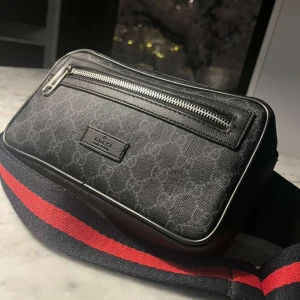 Gucci väska  - Säljer denna gucci väska som är i ett väldigt bra skick. Fick den för några månader sedan men säljer den nu eftersom jag köpt en annan. Priset kan dessutom diskuteras. Nypris ligger på drygt 11.000kr så säljer för bra pris.