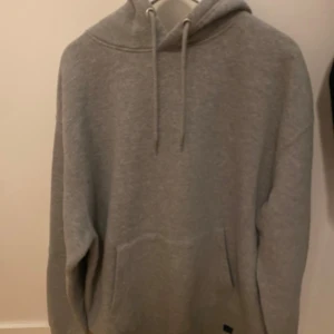 Grå Pull&Bear hoodie  - Grå Pull&Bear hoodie i storlek XL använd men i bra skick.