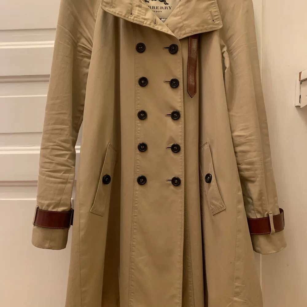 Säljer nu min Burberry trenchcoat med skinndetaljer på ärmarna och runt halsen. För 3000kr för att jag har haft den mycket och jag är för stor för den numera. Jag kan mötas upp i Stockholm city eller skicka den om köparen betalar frakten förstås.. Jackor.