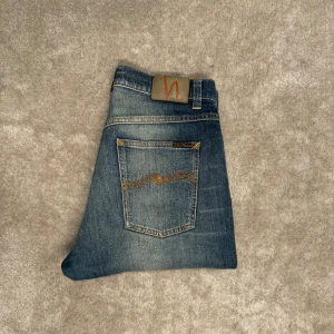 Nudie Jeans - Nudie Jeans i väldigt bra skick. Skulle säga att passformen är regular men för säkerhets skull finns mått på bild 4. Skriv för minsta fundering!🌟