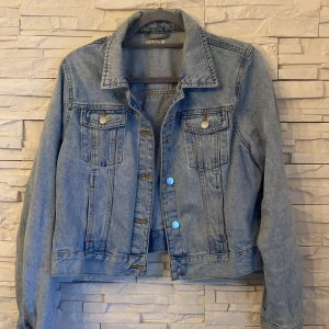 Jeans jacka - Snygg klassisk jeansjacka från Lindex i storlek M som ny passar till alla outfits . Nypris 499 kr  Kontakta säljaren vid frågor 