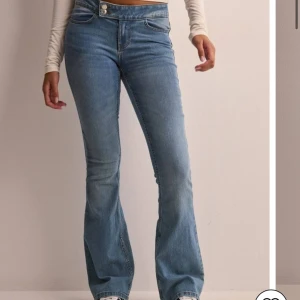Blåa bootcut jeans Nelly  - Säljer dessa asss snygga jeans från Nelly, ja köpte dom väldigt nydligen har aldrig använt dom, de kommer tyvärr inte till användning💕storlek M passar mig som är 170 o brukar ha storlek 36-38