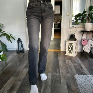Levis jeanse 501 - Säljer dessa då jag ej har kommit till användning, har andvänt dessa en gång till affären sedan bara testat två gånger. jätte sköna, formar kroppen jätte bra. men de va ej rätt modell för mig🤍 nyskick och märket är som nytt på dem. nypris 1200kr☺️