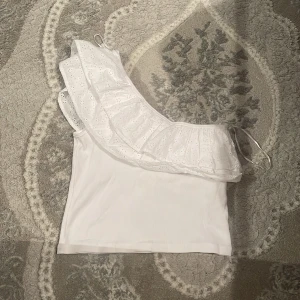 180kr storlek S - One shoulder shirt med Blom material i fram sidan själva tröjan är tjockt material från gina eller only 