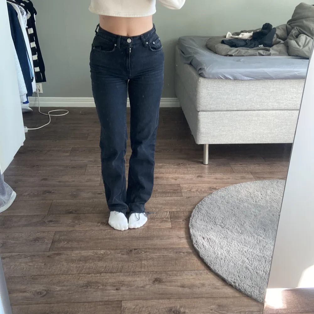 Inser mer o mer att dessa inte är några jeans för mig så därför säljs dom❤️ Midwaist och sköna i materialet! Även dessa är uppsydda så passar någon från 160 och ner🙂 Vid mått tveka inte på att höra av er❤️❤️❤️. Jeans & Byxor.