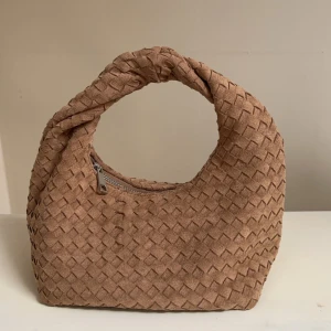 Helt ny väska  - Hej säljer denna helt nya väskan från Gina Tricot. Jätte fint sick. Får plats med mycket i den. Ny pris 399