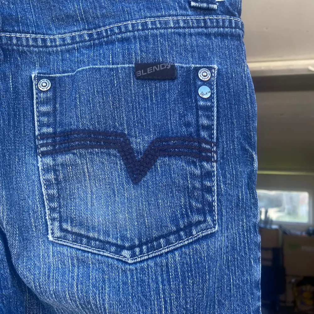 Säljer ett par snygga blå jeans från BlendShe i storlek 29. De har en klassisk straight fit och är tillverkade i slitstarkt denim. Jeansen har coola detaljer som broderade bakfickor och en bekväm midwaist. Perfekta för både vardag och fest!. Jeans & Byxor.