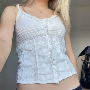 Spetsdetaljerat linne - Ett fint linne med spets detaljer! Bra skick 