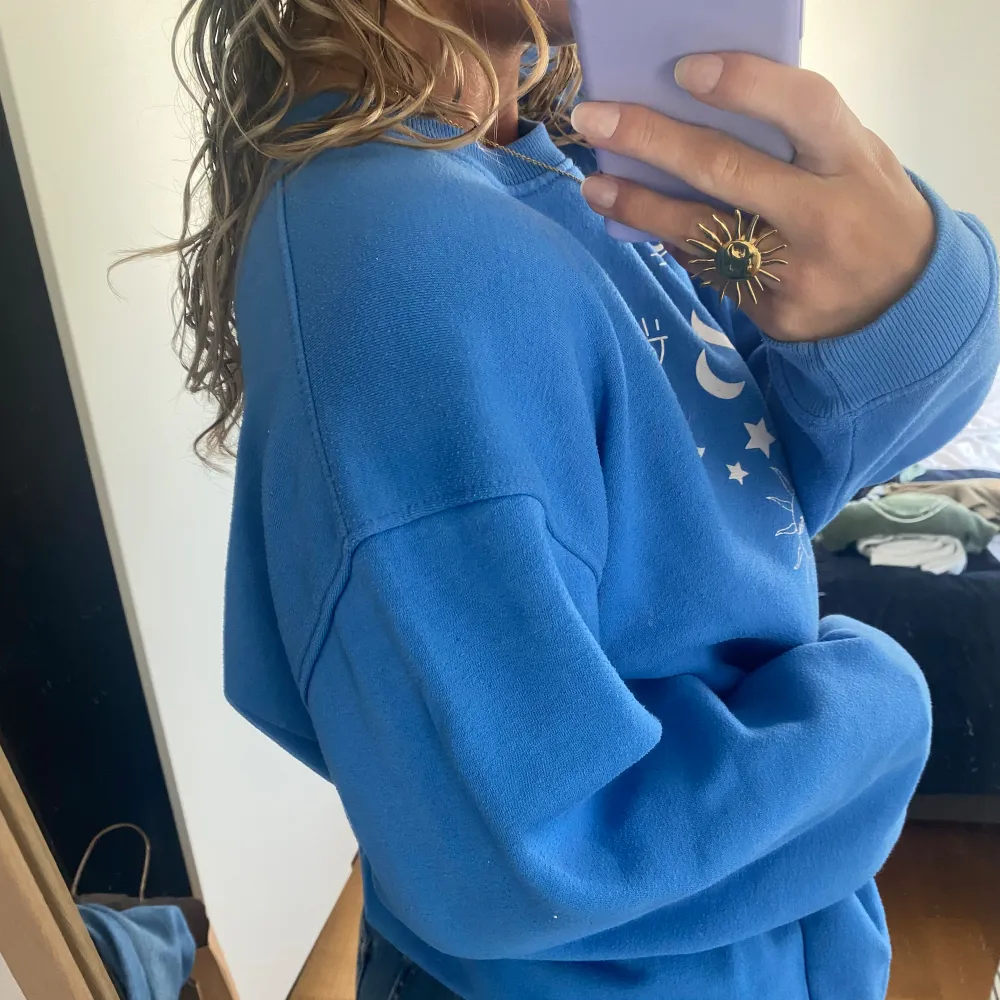 En blå tjocktröja, köpt för fler år sedan så finns antagligen inte längre! Lite nopprig som man ser på sista bilden! . Neuletakit & Villapaidat.