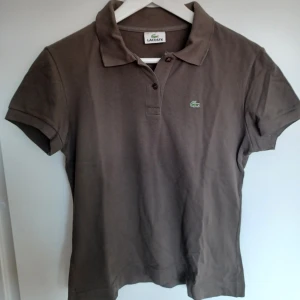 Lacoste t-shirt - Grön-grå Lacoste t-shirt. T-shrten är i bra skick.