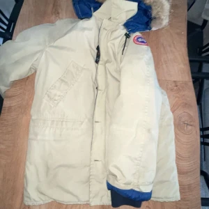 Canada goose jacka riktig 🧥  - Bra skick lite gammal men riktig aldrig använd typ säljer för bra pris .inte riktigt min still 