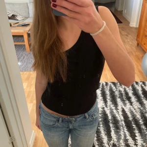 One shoulder topp - Cool one shoulder topp från Kappahl i svart randigt tyg😍Använt mycket och är väldigt skön. Kommer inte till användning längre tyvärr. Storlek S, sitter tajt men är stretchig. Skriv för bilder och frågor💕💕