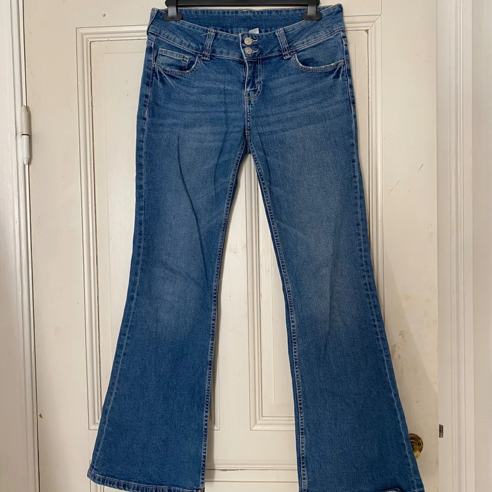 Super snygga low waist jeans från HM med broderade fickor, helt slutsålda! Mycket bra skick, inga defekter. Skriv för frågor💘. Jeans & Byxor.