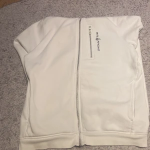 Sail racing  - Hej säljer väldigt fin och jätte bra kvalitet . kofta från sail racing den är perfekt i stick har nästan aldrig använt den.😀 Köpt från sail racing för 800kr och säljs för 339kr 
