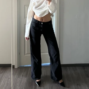 Svarta jeans från Monki - Svarta/mörk grå jeans från monki, använda men i jättebra skick🖤 Storlek 29 i monki size, skulle gissa EU40
