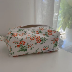 Necessär  - Handsydd necessär av återvunnet tyg, storlek 20x12x8 💗