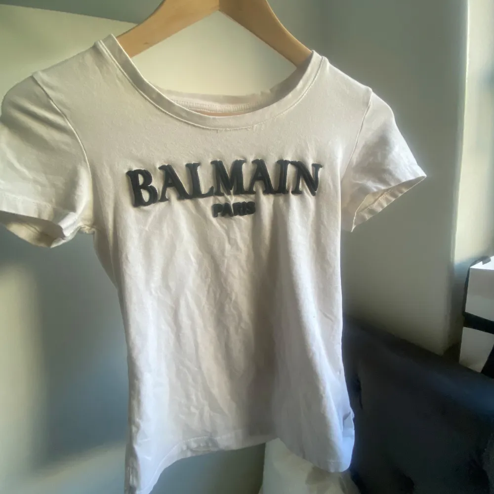 Söt balmain tshirt, ej säker p om den e äkta där av priset . T-shirts.