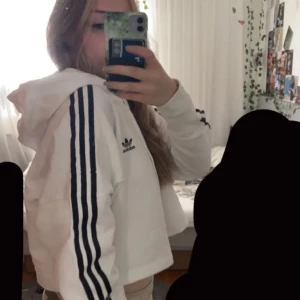 Adidas hoodie - Perfekt inför hösten!🍂🍁Super snygg adidas hoodie. Bra skick. 