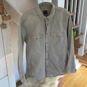 Jeansjacka Zara - Oanvänd jeansjacka från Zara Strl. L