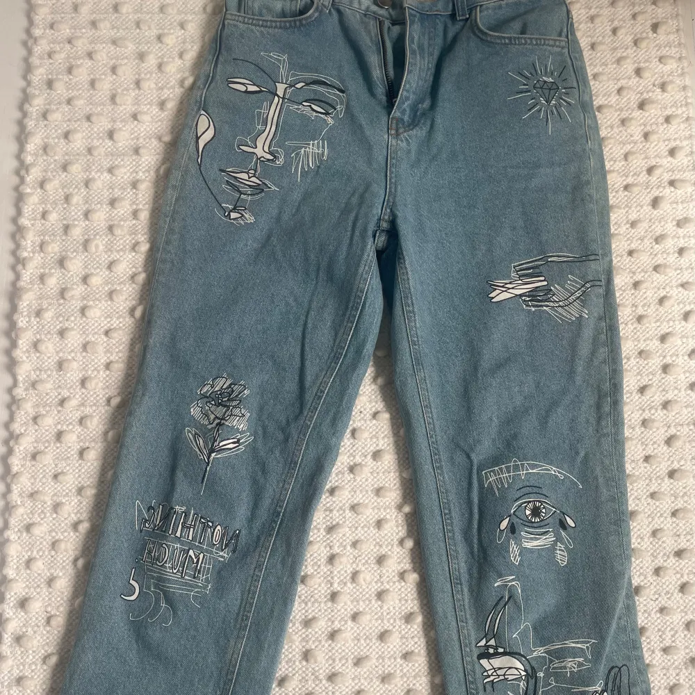 Blå jeans med hög midja, storlek 34. Använda någon enstaka gång så i fint skick. Är något korta på mig som är 177 cm. . Jeans & Byxor.