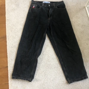 Svarta jeans från Big Boy - Säljer ett par svarta jeans från Big Boy. De har en cool broderad detalj på fickan och en blå etikett med logga på baksidan. Jeansen har en loose passform. De är i ganska bra skick, använda ganska mycket. Pris kan diskuteras.