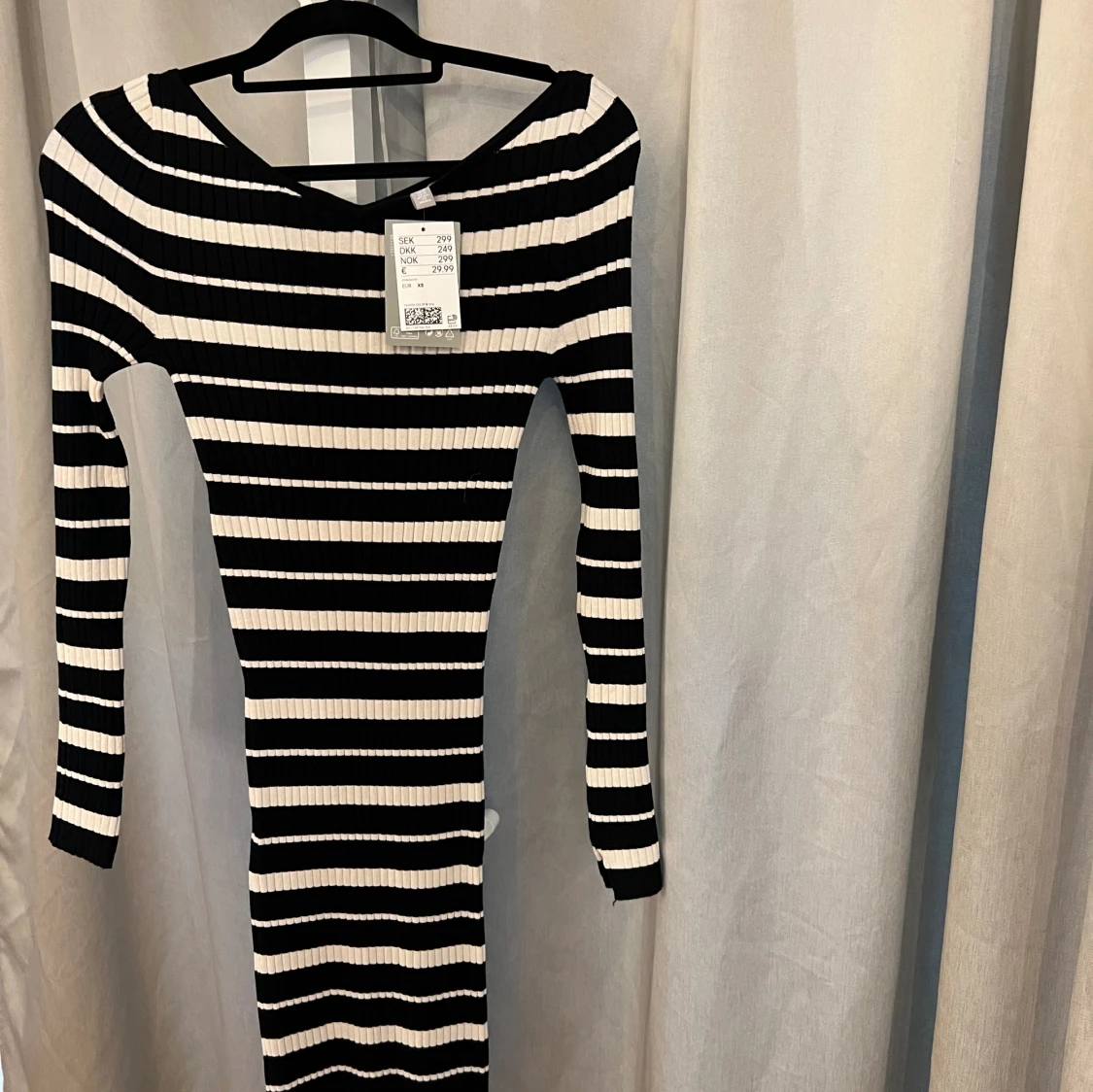 Vit/ svart randig tunn stickad klänning 