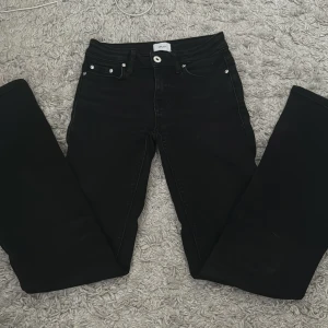 Svarta low waist jeans  - Säljer nu dessa svarta low waist jeans ifrån grunt😍 de är i väldigt bra skick och i strl 158🌸