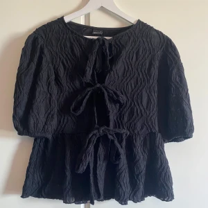 Blus - Säljer denna söta blus från Gina tricot, perfekt till alla tillfällen! I mycket bra skick. 