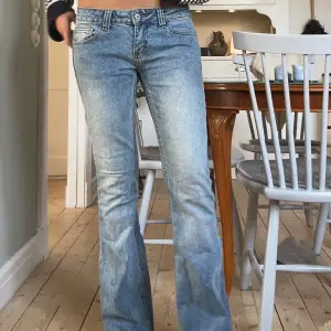 Säljer nu ett par så fina low waist bootcut jeans! Använda fåtal gånger, såå bra skick!