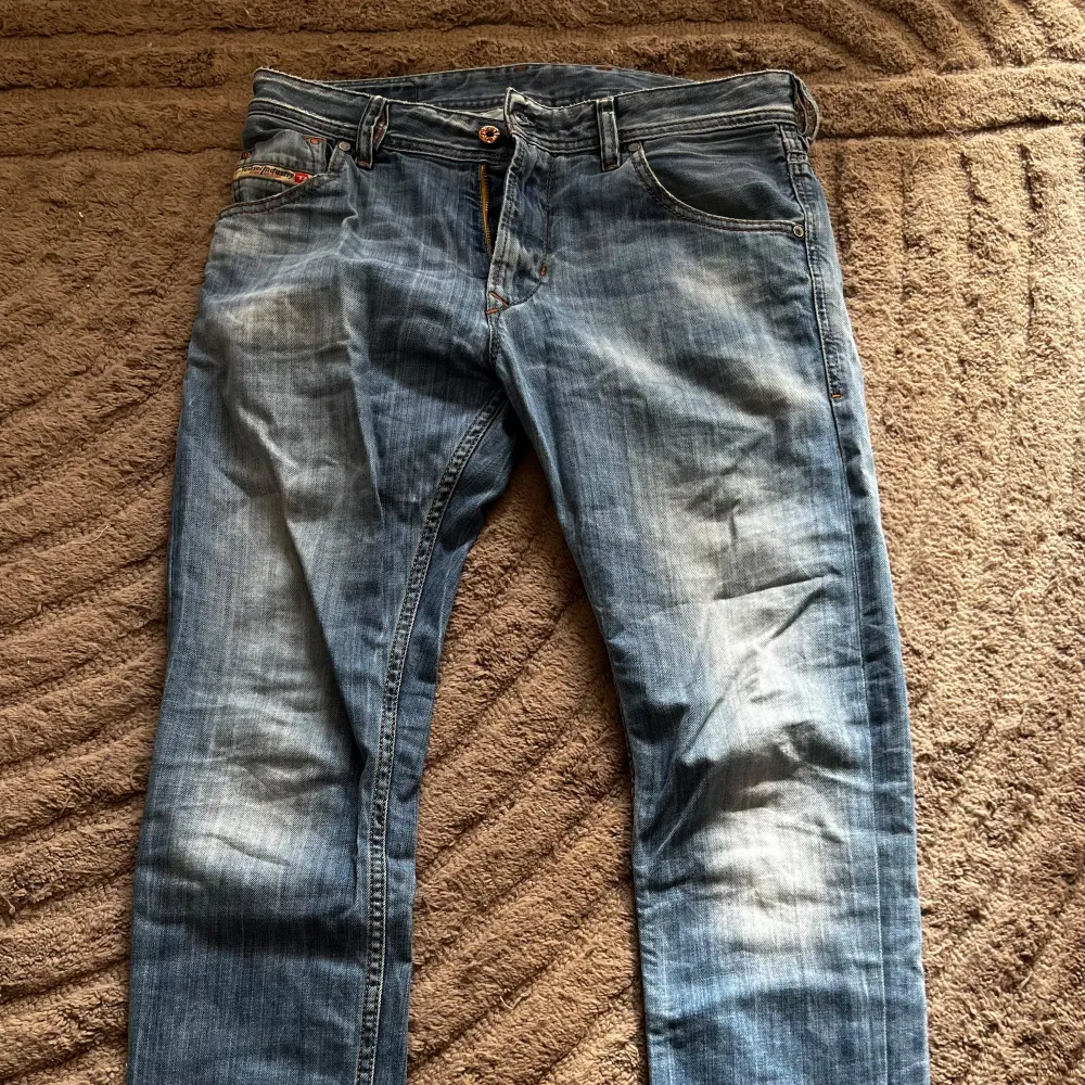 Säljer ett par snygga ljus blå jeans från märket Diesel, jeansen är varsamt använda, och har en snygg urtvättat look. Pris kan diskuteras vid snabb affär!. Jeans & Byxor.