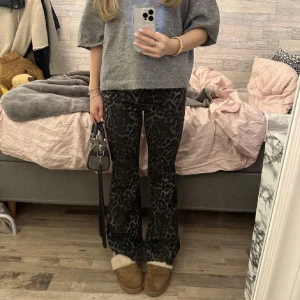 Leopard jeans calzedonia  - Säljer dessa jeans då jag behöver pengar för andra, köpt här på Plick!