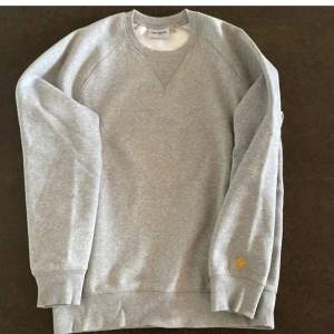 Carhartt WIP chase sweatshirt i storlek S. Nyskick och endast använd enstaka gång. Köpt på Zalando för 1095kr.